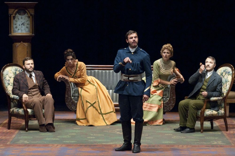 Una scena da "La cantatrice calva" di Massimo Castri Una scena da "La cantatrice calva" di Massimo Castri