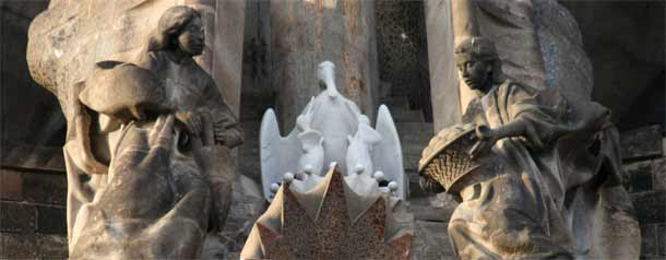 Il pellicano sulla Porta della nascita della Sagrada Familia