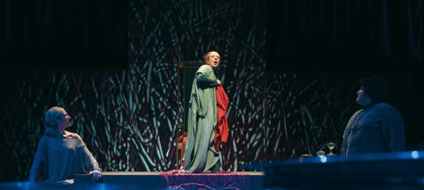 Laura Curino in "Shakespeare, streghe, ribelli e altre passioni" - foto Attilio Marasco Laura Curino in "Shakespeare, streghe, ribelli e altre passioni" - foto Attilio Marasco