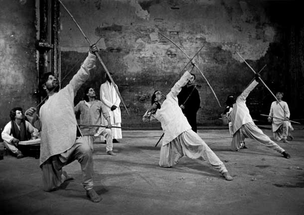 Mahabharata, regia di Peter Brook. Nella foto Jean-Paul Denizon, Vittorio Mezzogiorno nel I quadro, La partita di dadi. Foto di Michel Dieuzaide. Mahabharata, regia di Peter Brook. Nella foto Jean-Paul Denizon, Vittorio Mezzogiorno nel I quadro, La partita di dadi. Foto di Michel Dieuzaide.