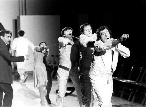 Cricot di Tadeusz Kantor durante le prove La Classe morta, 1979. Foto di François Derenne. Cricot di Tadeusz Kantor durante le prove La Classe morta, 1979. Foto di François Derenne.