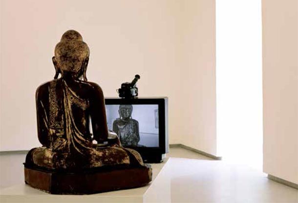 Nam June Paik, TV Buddha, 1985. Collezione Pierluigi, Natalina Remotti. Foto Paola Mattioli Nam June Paik, TV Buddha, 1985. Collezione Pierluigi, Natalina Remotti. Foto Paola Mattioli