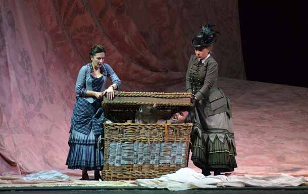 Falstaff rinchiuso nella cesta © Carlo Cofano