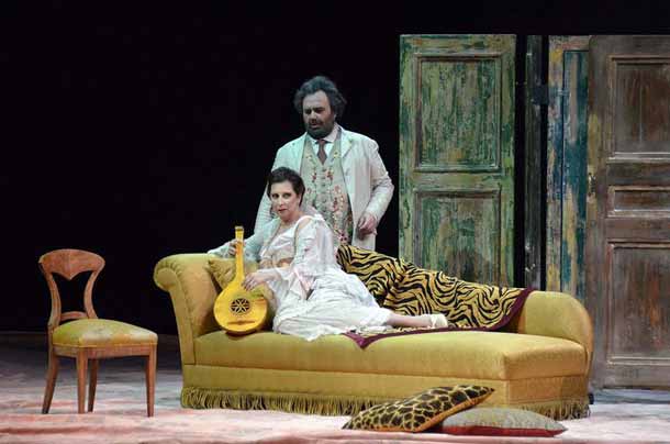 Roberto de Candia e Serena Farnocchia in Falstaff © Carlo Cofano