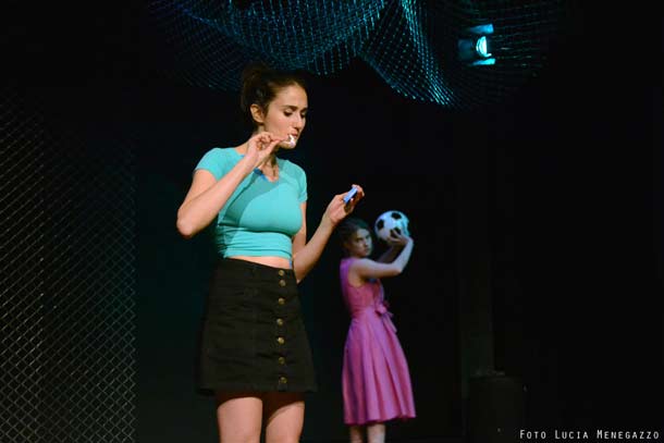 Peter Pan guarda sotto le gonne ph Lucia Menegazzo Peter Pan guarda sotto le gonne ph Lucia Menegazzo