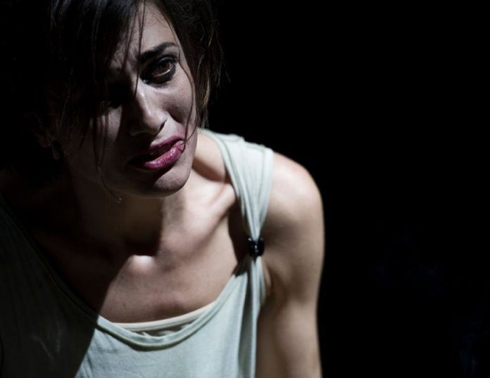 Anna Foglietta è Alda Merini in "La pazza della porta accanto"