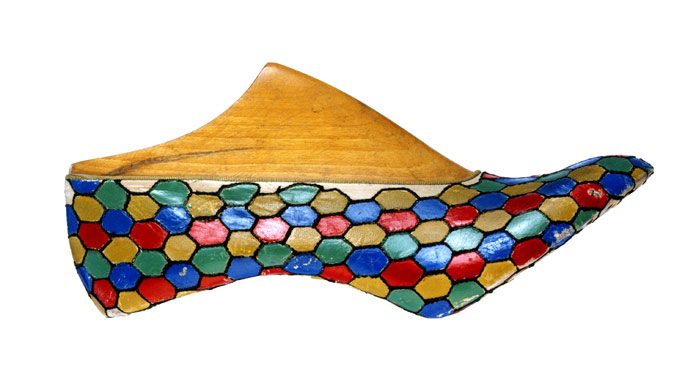 Salvatore Ferragamo, Prototipo di décolleté, 1930-1935, capretto dipinto ricamato a punto catenella. Firenze, Museo Salvatore Ferragamo