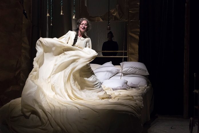 Gea Martire è Donna Clotilde in Ferdinando di Annibale Ruccello