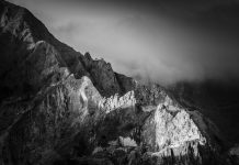 Le cave di marmo di Carrara in bianco e nero