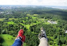 Camminando sul bordo della TV Tower di Tallinn