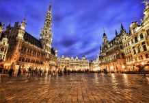 A testa in su nella magica Grand Place