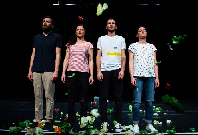 Il gruppo Sotterraneo si lascia bersagliare dal pubblico