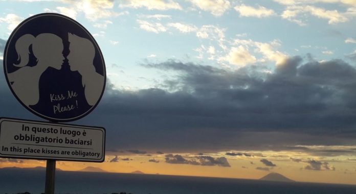 cartello-kiss-me-drapia-1080x590